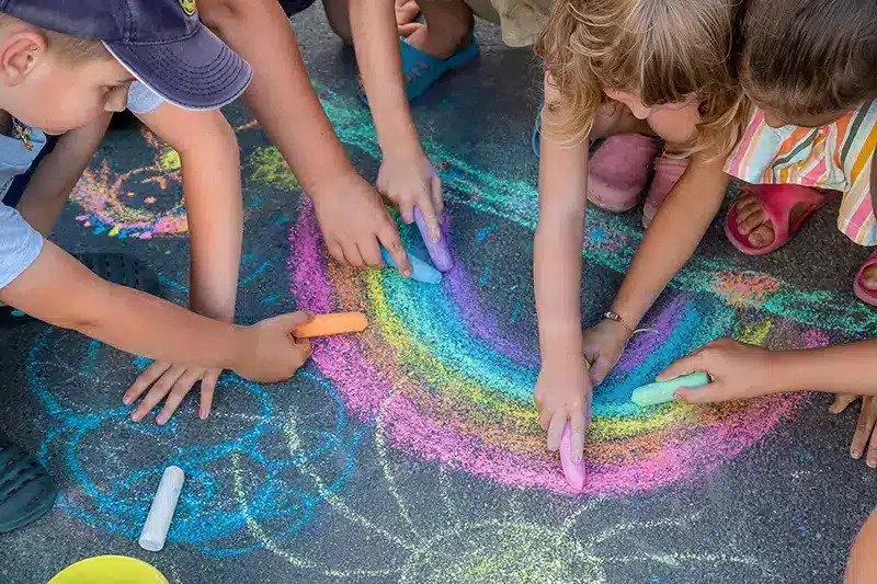 Kinder gestalten gemeinsam mit Kreide